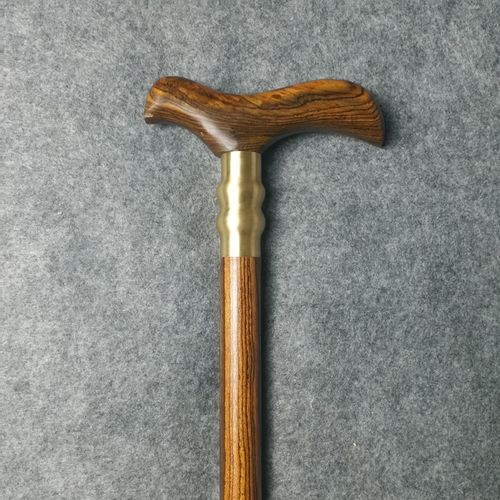 Cad é an difríocht idir an crutch ceithre chosa agus crutch rialta?